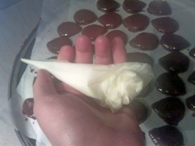 تزيين قطع الحلوى بخطوط بيضاء