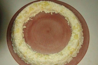 بوضع خليط البطاطس والأرز على شكل دائري على طبق التقديم