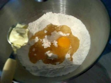 إضافة البيض والزبدة