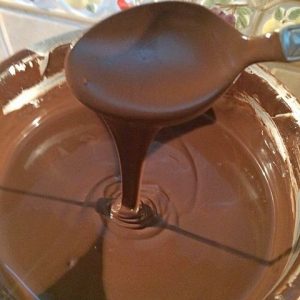 إذابة الشوكولاتة السوداء في حمام مريم
